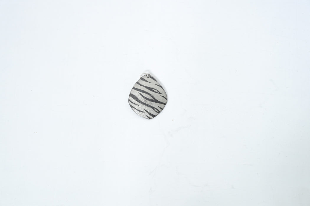 須佐真｜ペンダント　ゼブラ
