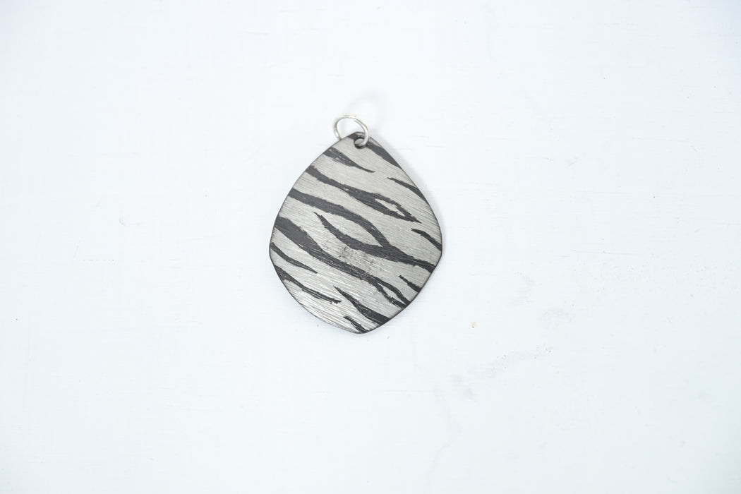 須佐真｜ペンダント　ゼブラ