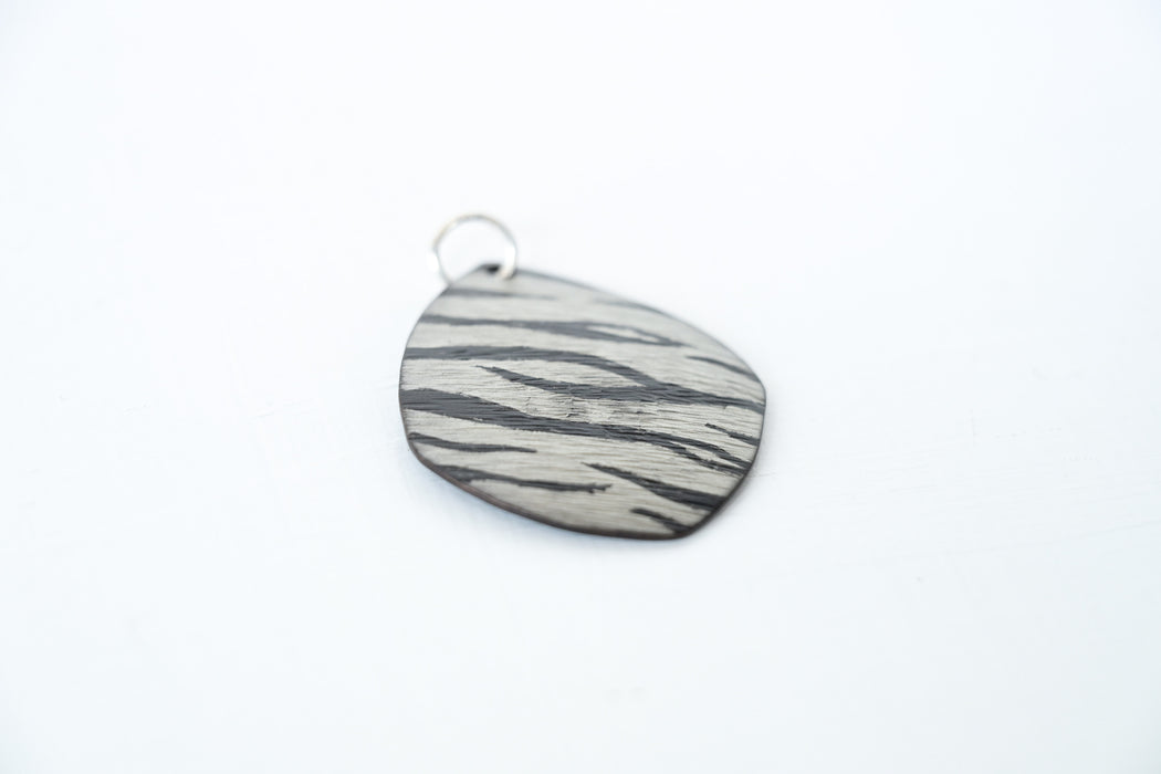 須佐真｜ペンダント　ゼブラ