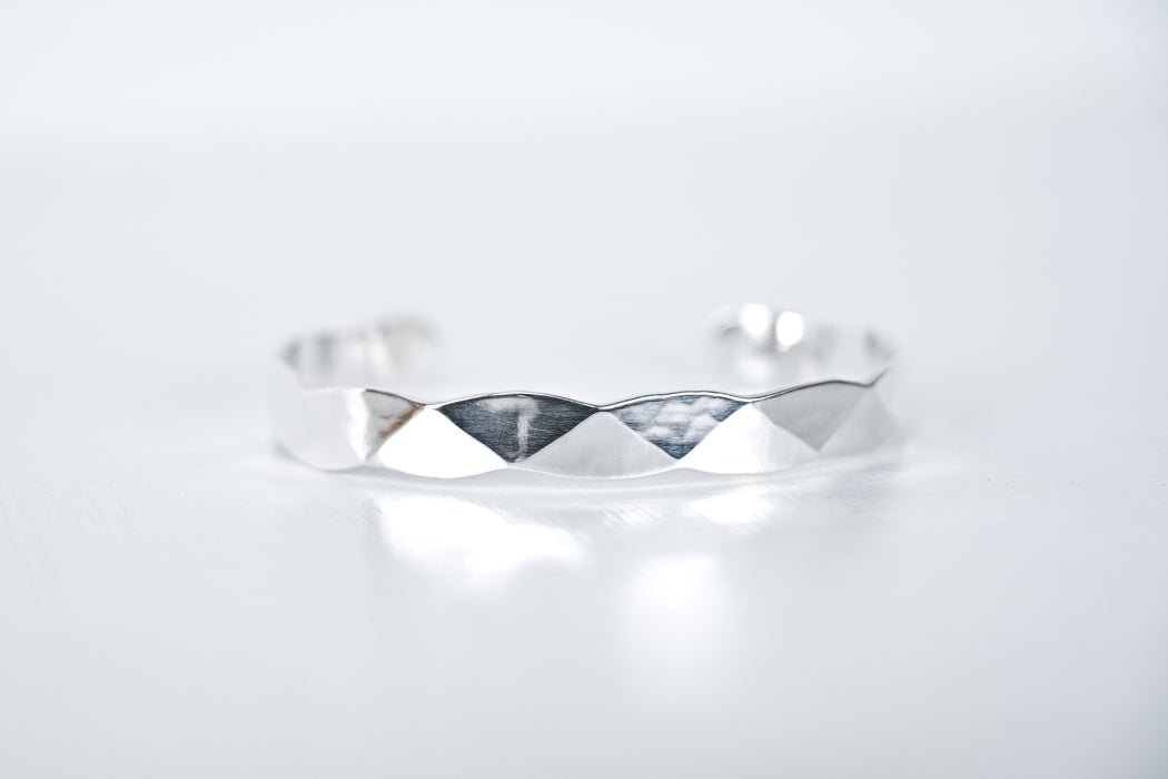 須佐真｜鎚目バングル（純銀 / 幅7mm）