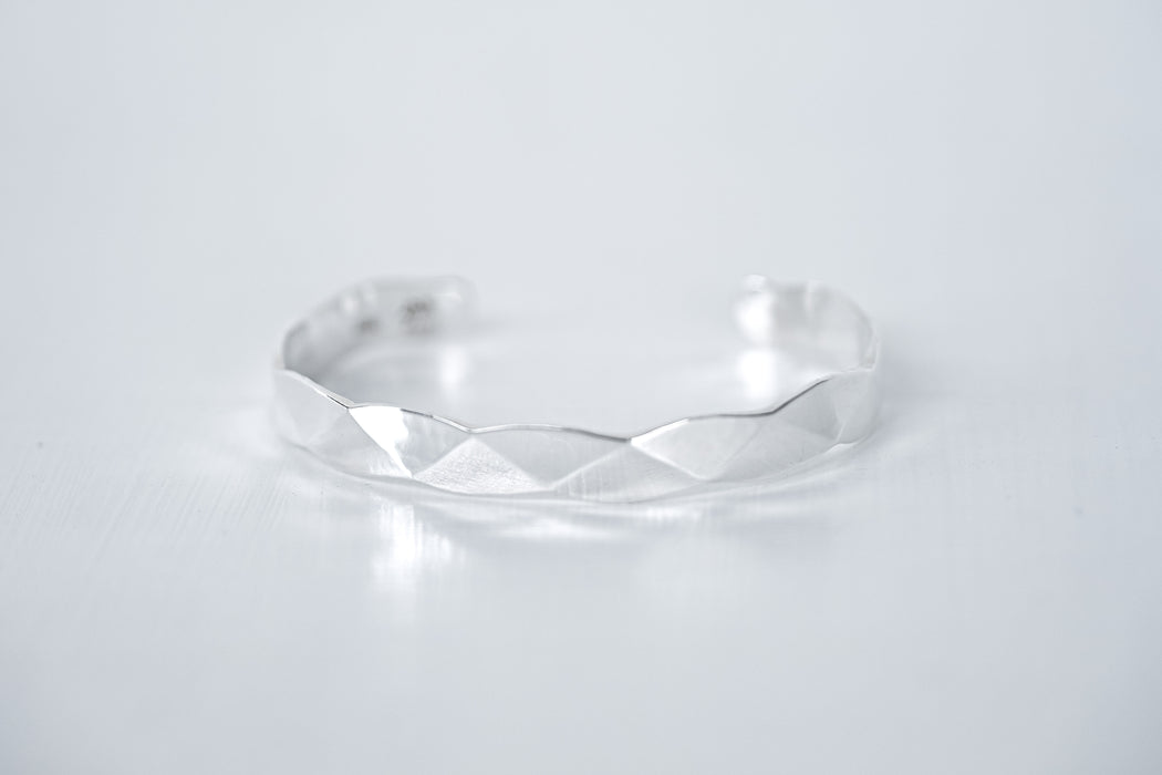 須佐真｜鎚目バングル（純銀 / 幅7mm）