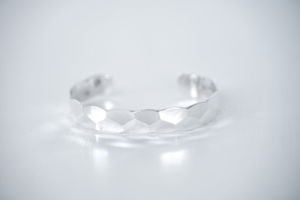 須佐真｜鎚目バングル（純銀 / 幅10mm）