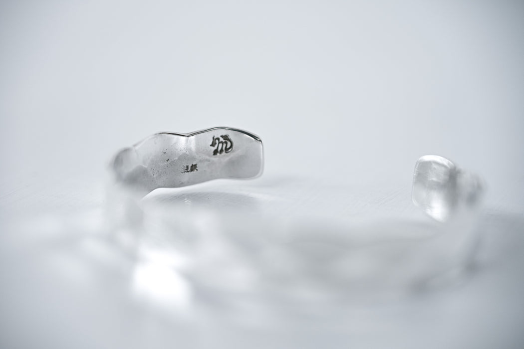 須佐真｜鎚目バングル（純銀 / 幅7mm）