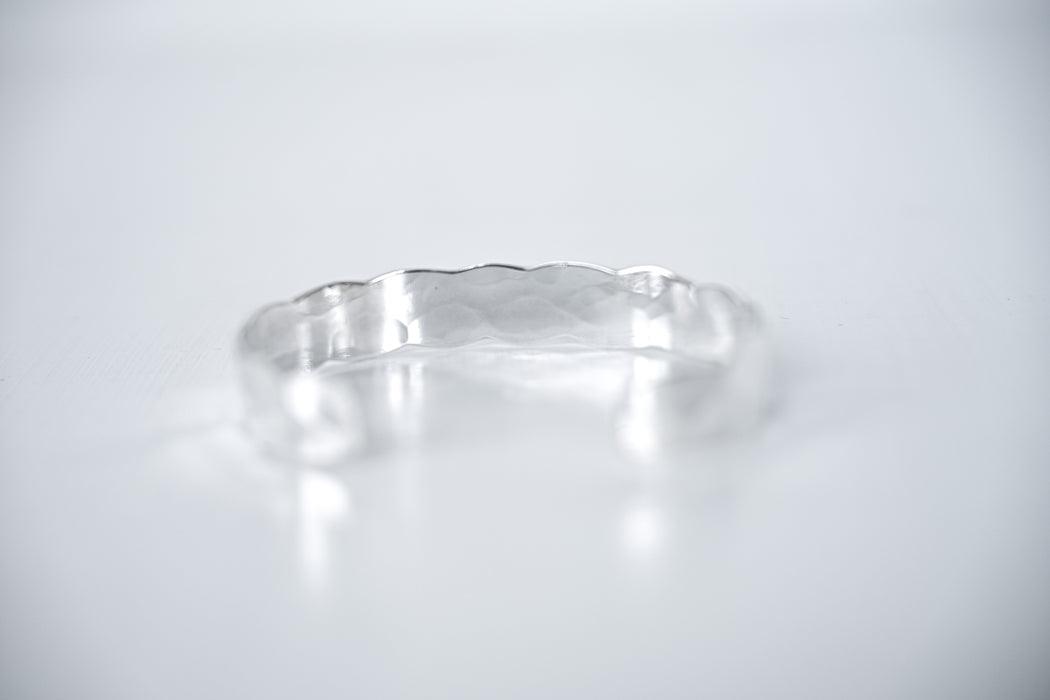 須佐真｜鎚目バングル（純銀 / 幅7mm）