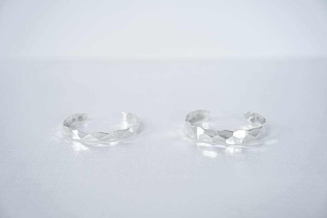 須佐真｜鎚目バングル（純銀 / 幅7mm）