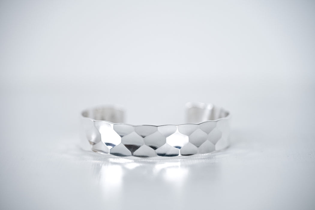 須佐真｜鎚目バングル（純銀 / 幅13mm）